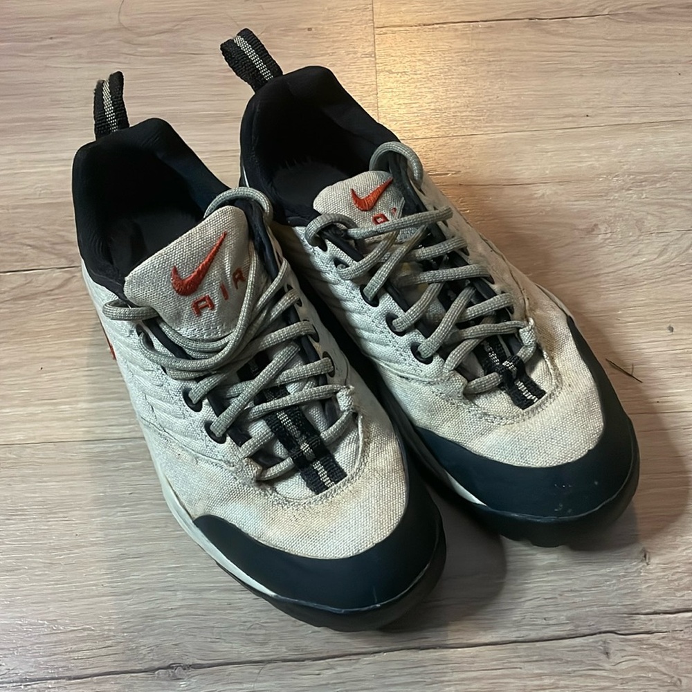 Vintage‎ Nike ACG Shoes. Size 8. Missing Insoles. GUC. Stains, pictured. Tan.